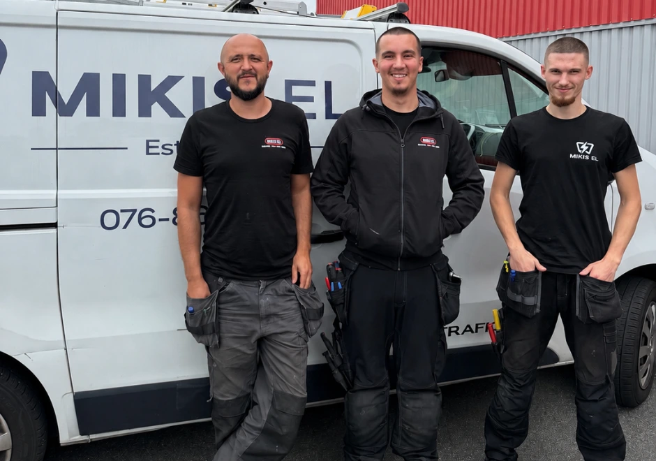 Teamet på Mikis EL framför företagets servicebil